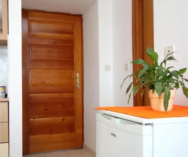 With A Parking Space - 9026 دوبروفينك